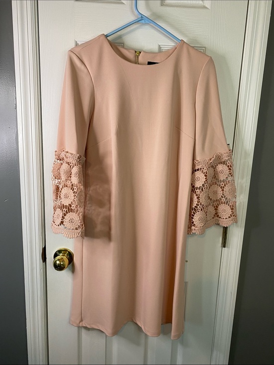 Ronni Nicole Dresses & Skirts - Ronni Nicole Blush Lace Bell-Sleeve Shift Dress Size8.